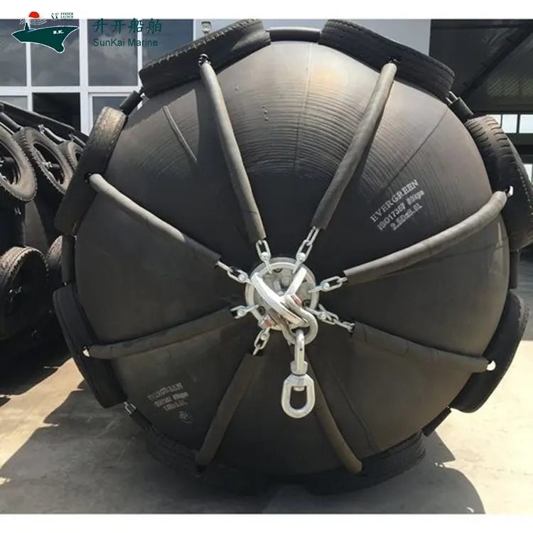 Schwimmender pneumatischer Fender mit Seilnetzüberzug